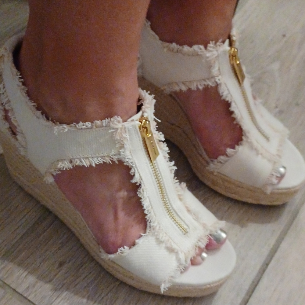 NEW Michael Kors Women's Berkley Wedge Sandals Cream Color Fringed Denim SZ 10 - Picture 2 of 16